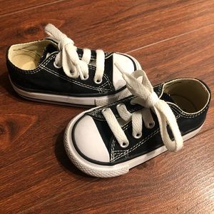 Black low top Converse all stars size 4T